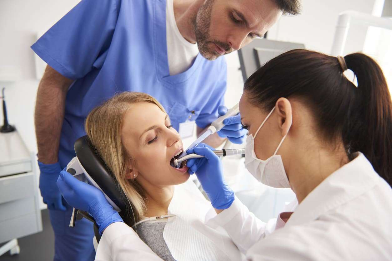 peran utama dokter gigi