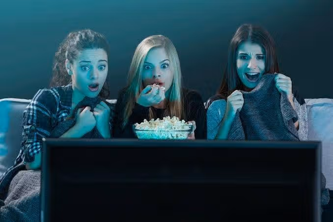 Mau Nonton Film Horor di Rumah? Coba Cara Ini agar Lebih Seru